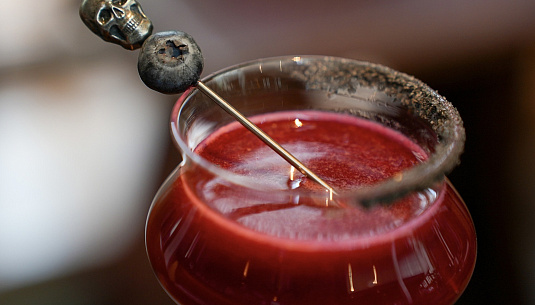 Хэллоуин за барной стойкой: где в Москве пробовать тематические коктейли